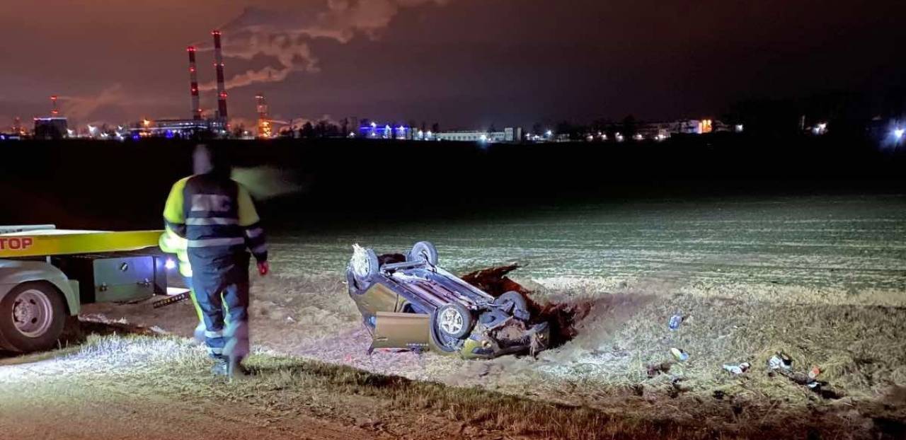 На трассе М6 под Гродно опрокинулся Renault: Госпитализирована женщина-водитель