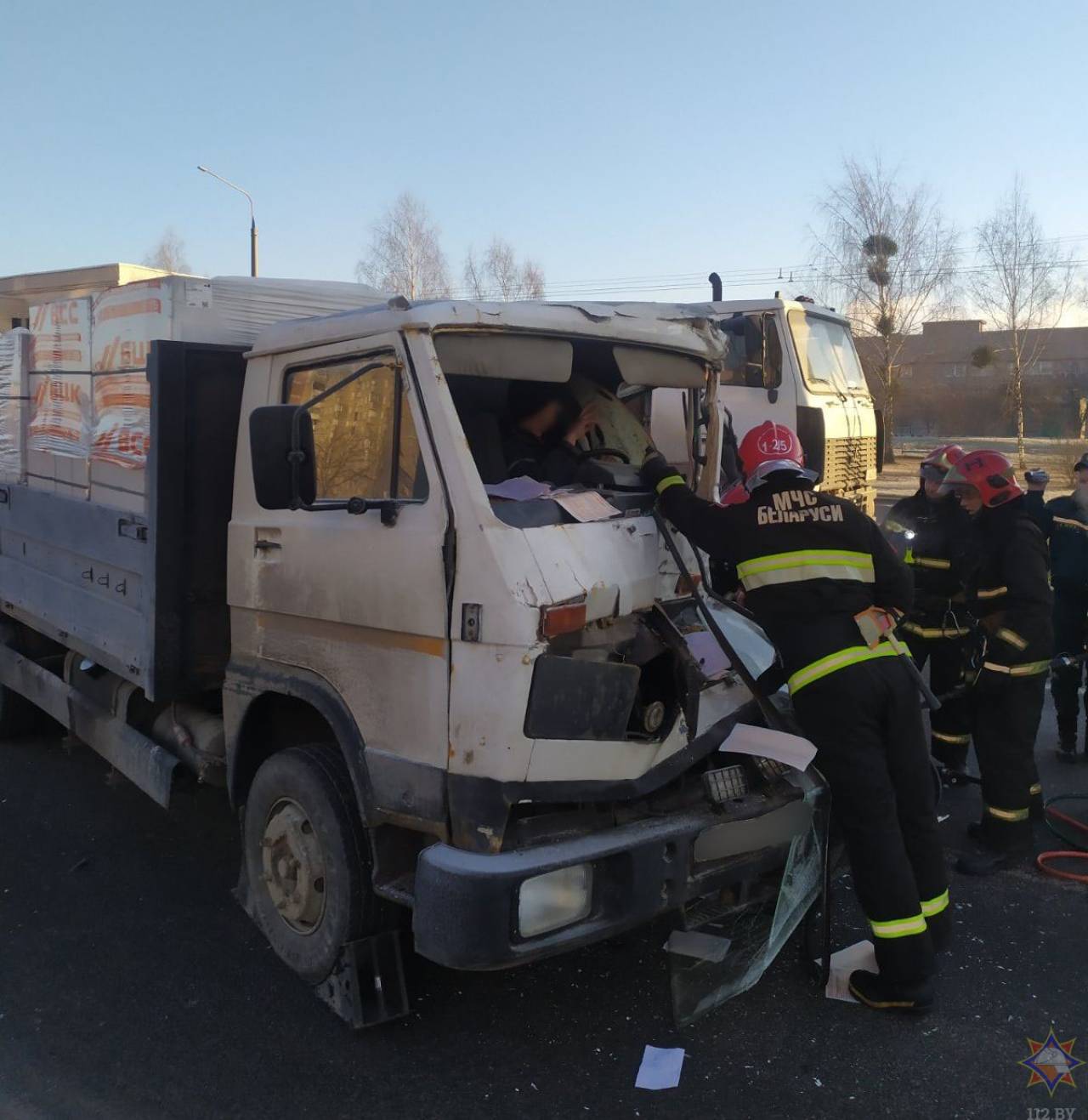 Гродненские спасатели показали, как вырезали водителя и покореженной кабины грузовика