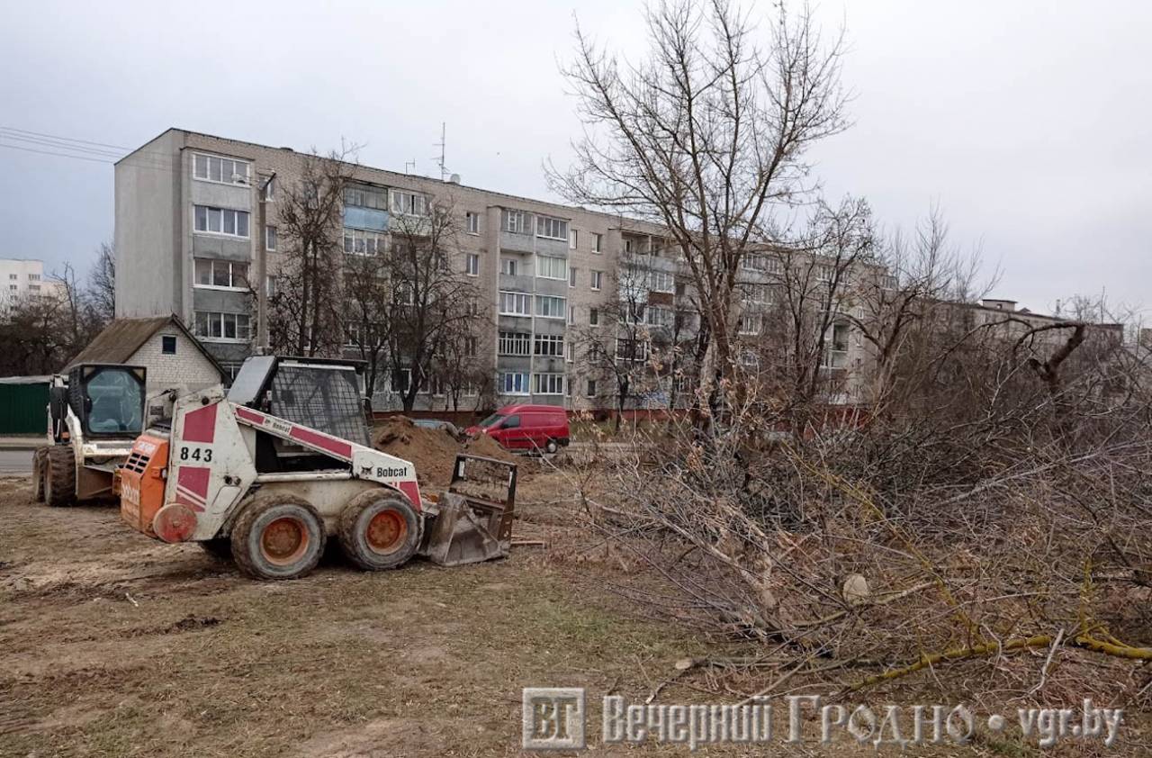 На улице Советских Пограничников в Гродно началась расчистка участка под новый дом
