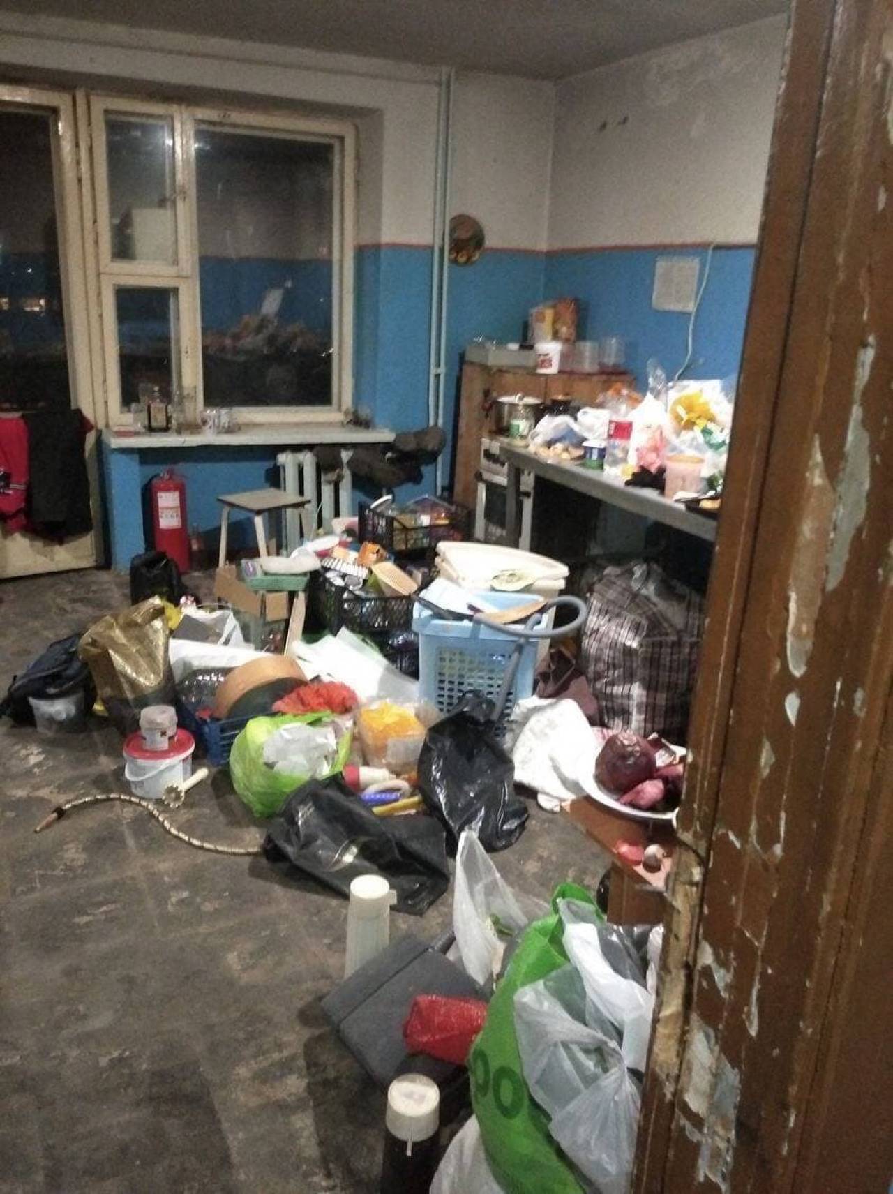 Коробки, ветошь и даже старая ванна: Жительница гродненского общежития превратила общую кухню в свалку