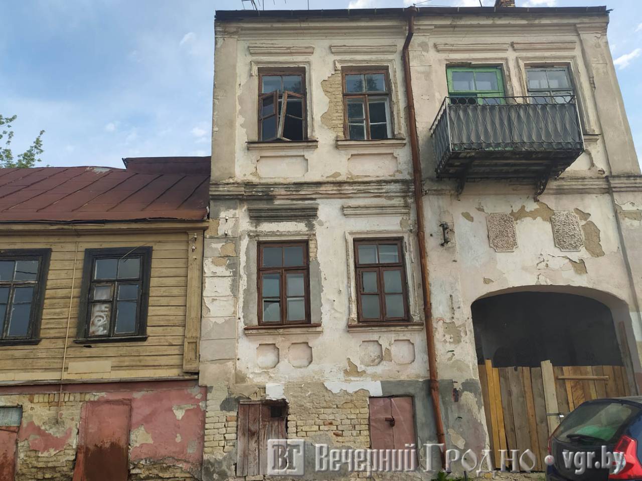 В центре Гродно снесли дом городской легенды Лютика, и уже построили новое здание