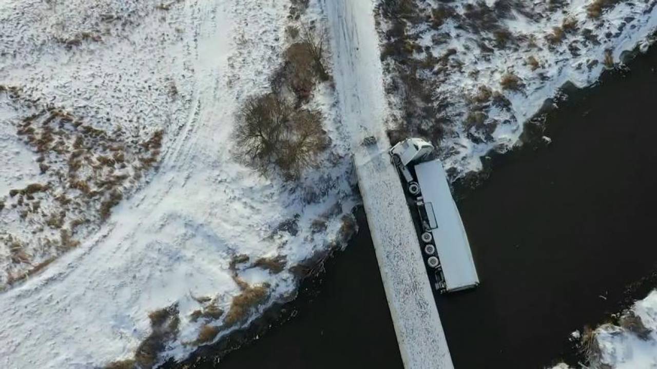 Объезжая огромную очередь в Беларусь, фура соскользнула с моста и упала в реку недалеко от границы в Польше