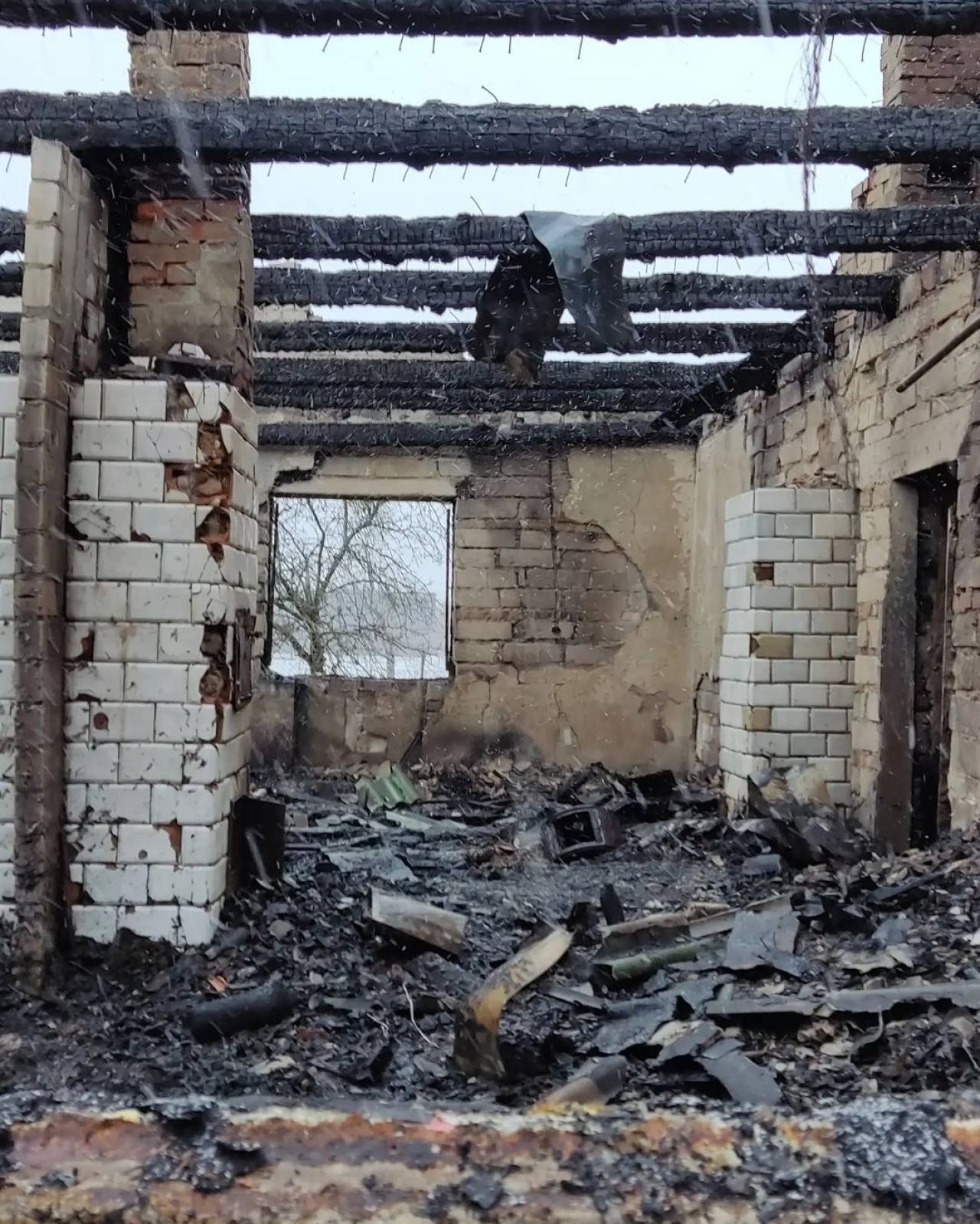 В Поречье у парня сгорел дом и все, что там было: Ему нужна помощь