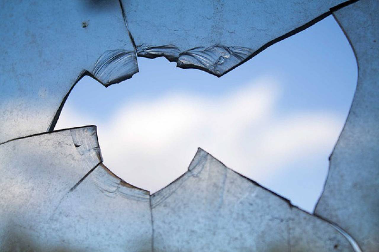 В Ошмянах подростки разбили окна в нескольких домах, едва не попав камнем в женщину в квартире