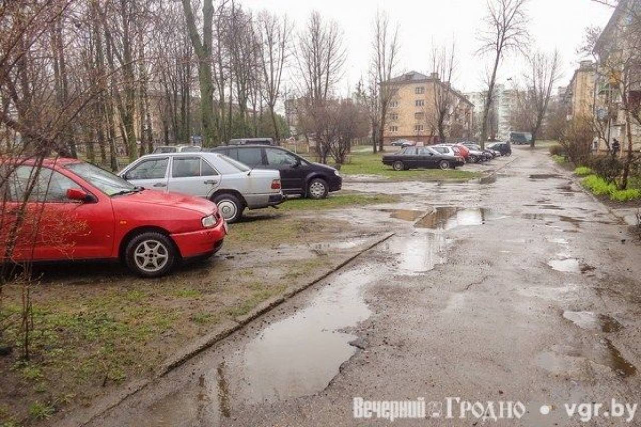 В Лиде решили искоренить незаконные парковки во дворах... с помощью работников ЖКХ
