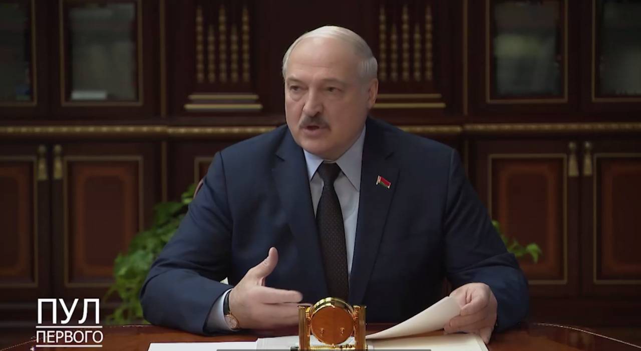 Лукашенко объяснил, для чего поручил вооружить часть сотрудников МЧС