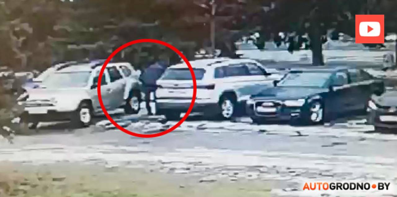 В Гродно водитель Renault на парковке ударил чужую машину, осмотрел свою и... ушел. Видео