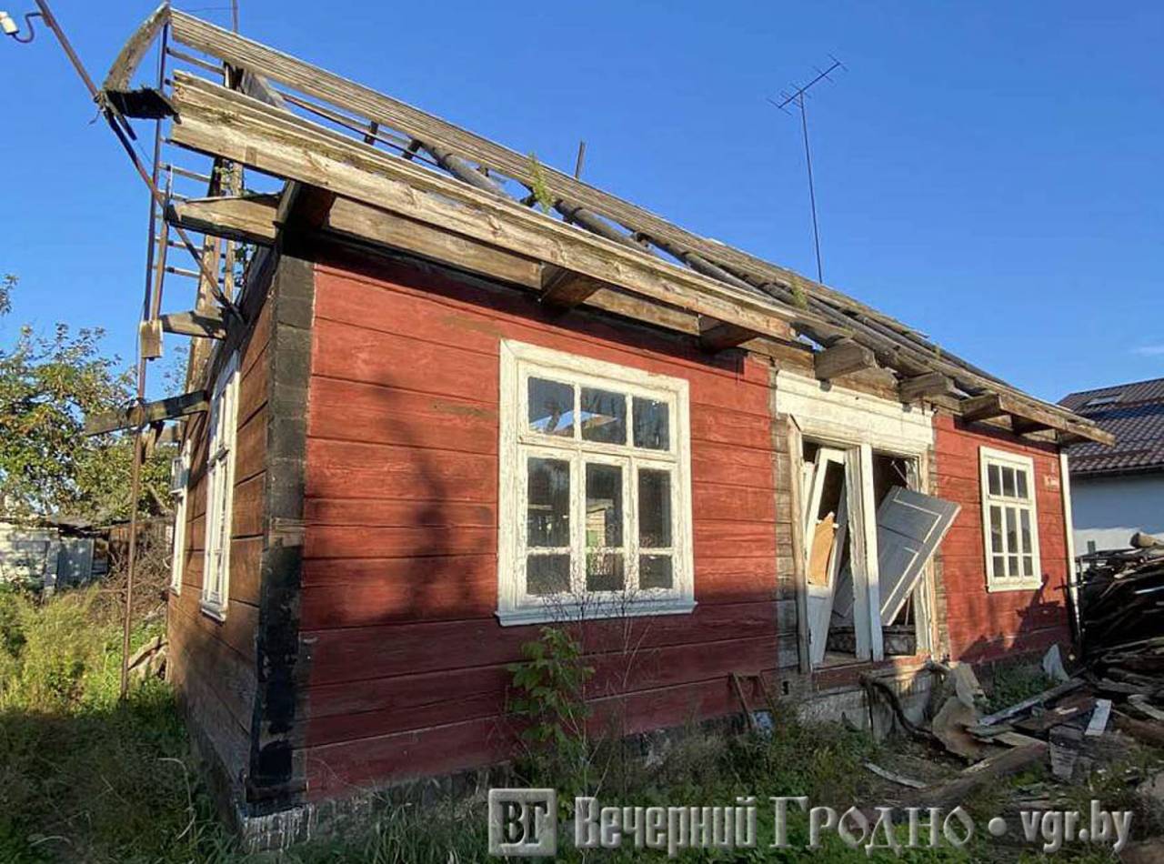 В центре Гродно рядом с Неманом выставили на продажу участок с разрушенным домом