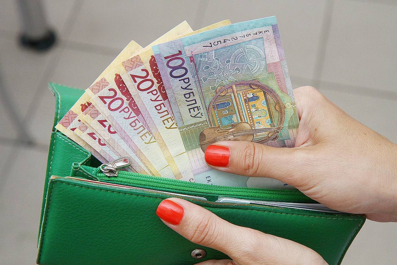 Средняя зарплата в Гродно в январе снизилась почти на 200 рублей: Сколько получают в Гродненской области?