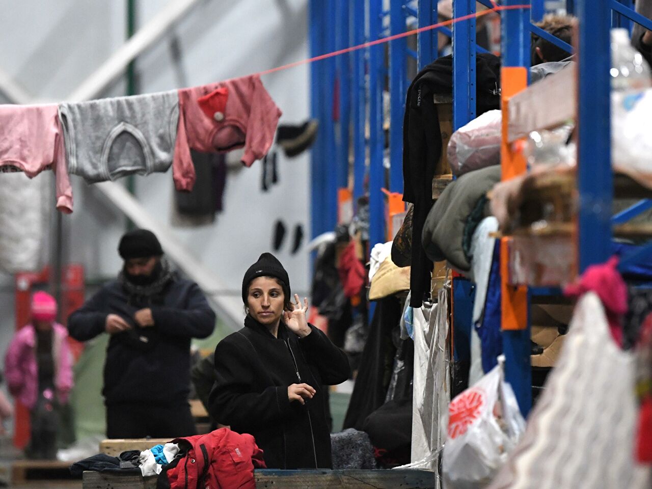 В ТЛЦ на границе под Гродно все еще сидят около 700 мигрантов: Их переписали и раздали QR-коды
