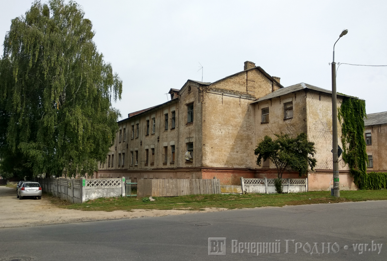 Старые царские казармы на Щорса подешевели уже на 60%: Сколько постройки в центре Гродно стоят сейчас