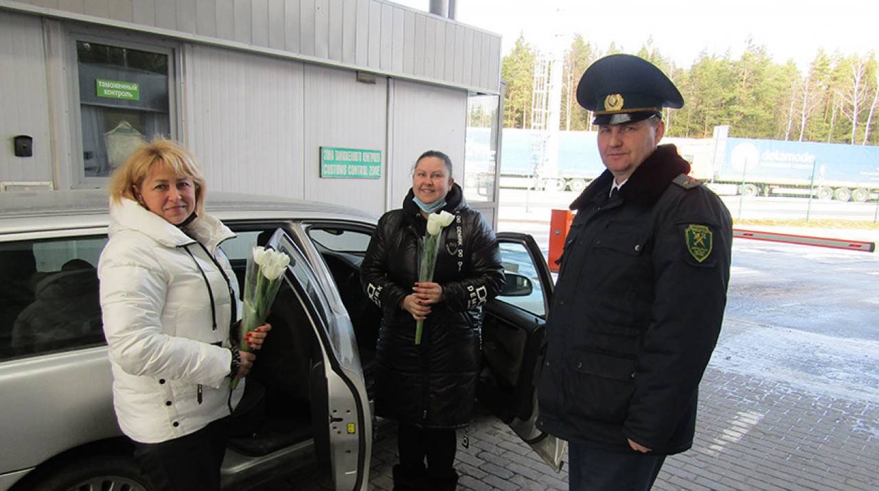 Гродненские таможенники поздравили всех въезжавших в Беларусь женщин с 8 Марта: Получилось всего чуть более 20 человек