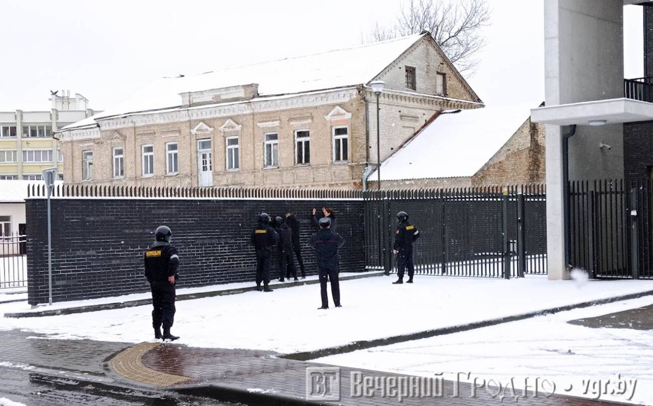 Утром прямо у ворот Генконсульства Литвы в Гродно милиционеры тренировались задерживать граждан