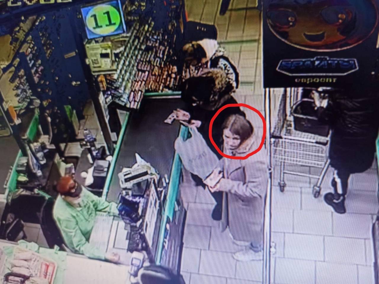 В Гродно девушка на парковке у гипермаркета ударила чужое авто и уехала: Сейчас ее разыскивает милиция