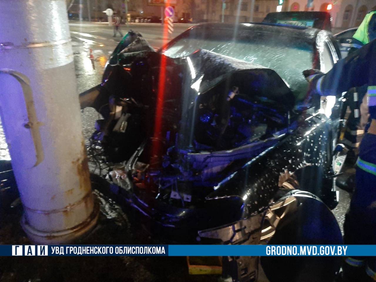 Ночью в Гродно водитель Volvo «влетел» в столб: Он госпитализирован с травмами