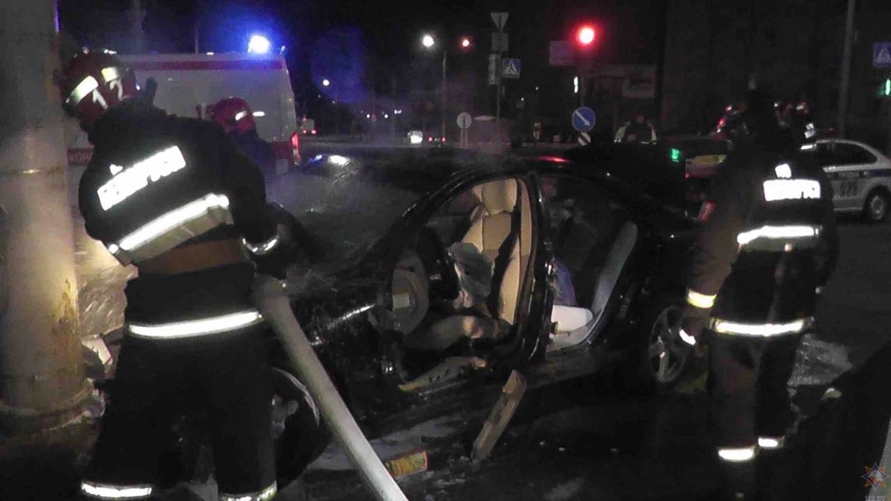 Спасатели показали, как вырезали водителя Volvo, который ночью в Гродно протаранил столб