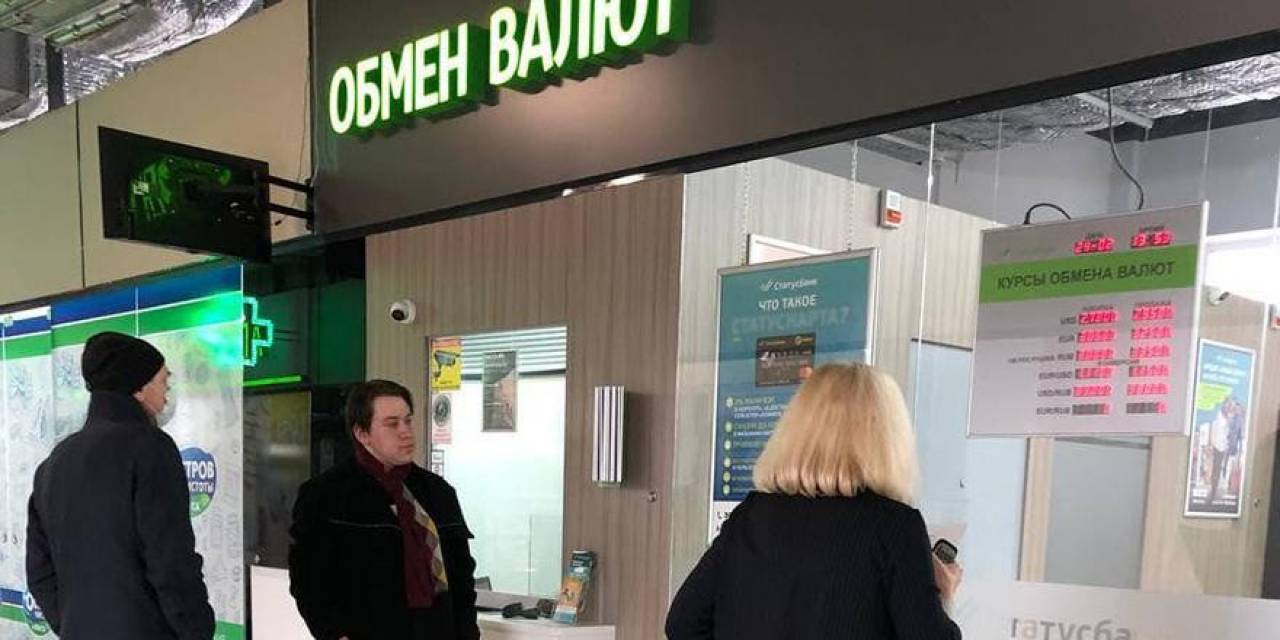 Первыми отреагировали компании, а не население: как белорусы скупали валюту в феврале. Одной картинкой