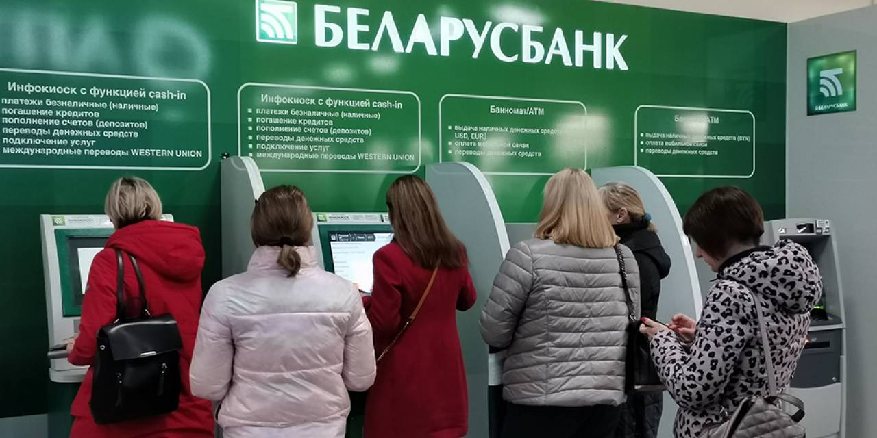 «Беларусбанк» поднял комиссию за снятие долларов и евро с карт других банков — c 3 до 20%