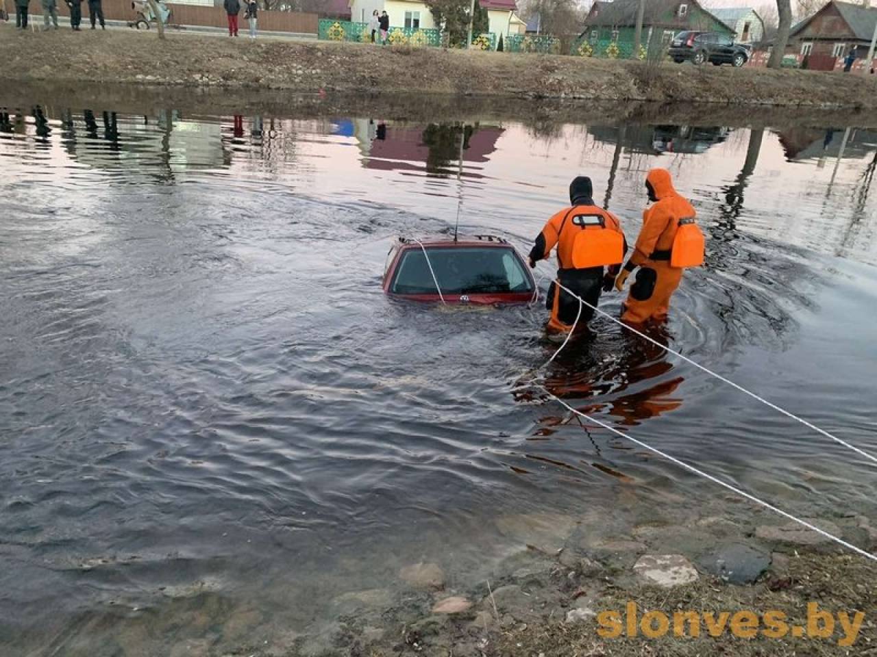 Потратили три часа: в Слониме спасатели достали из канала Огинского автомобиль