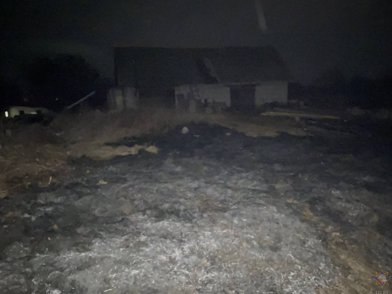 Под Гродно пенсионерка решила сжечь у дома мусор и едва не сгорела сама