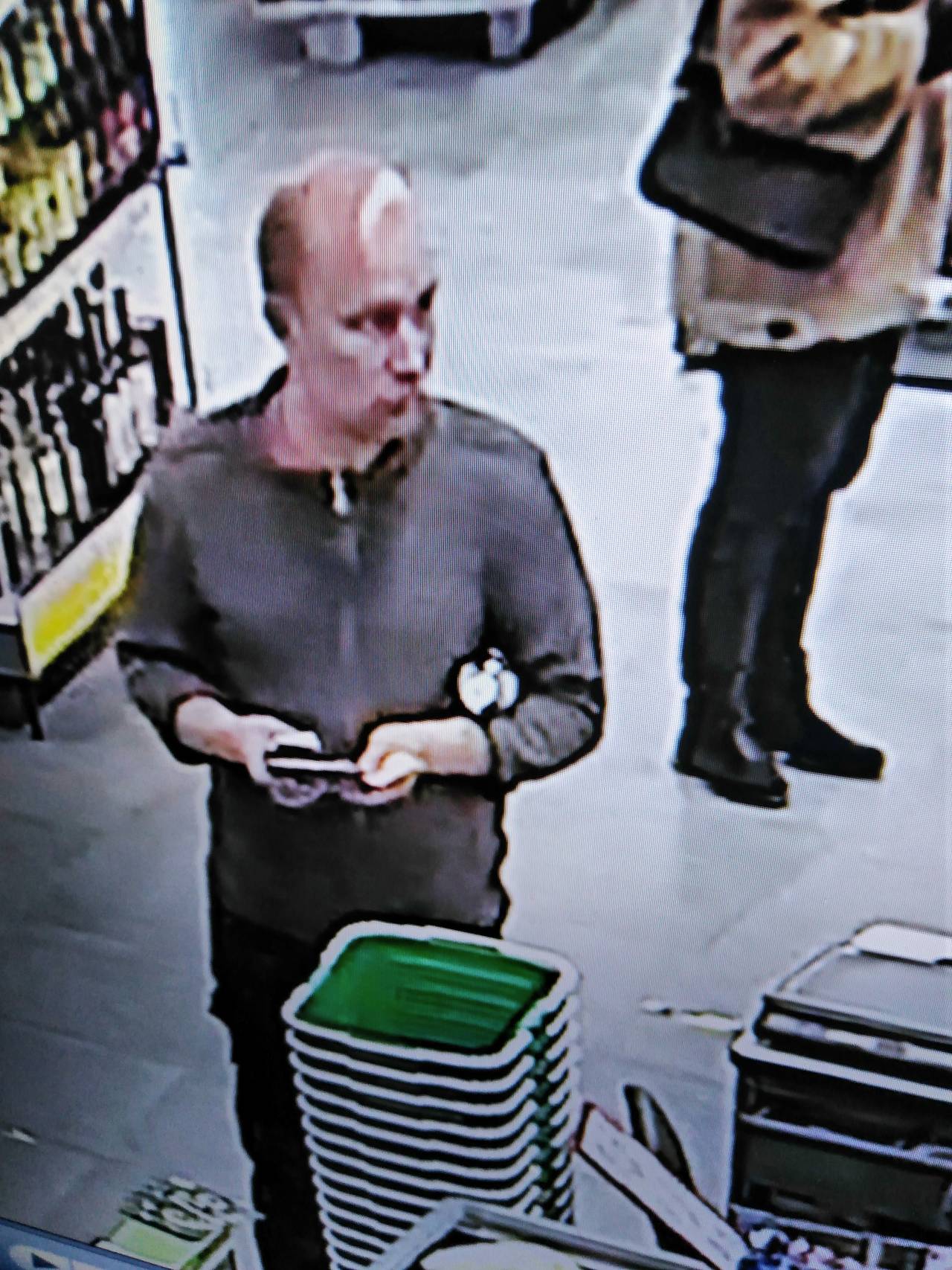 В Гродно разыскивают мужчину, который обронил 200 рублей в магазине: деньги хотят вернуть