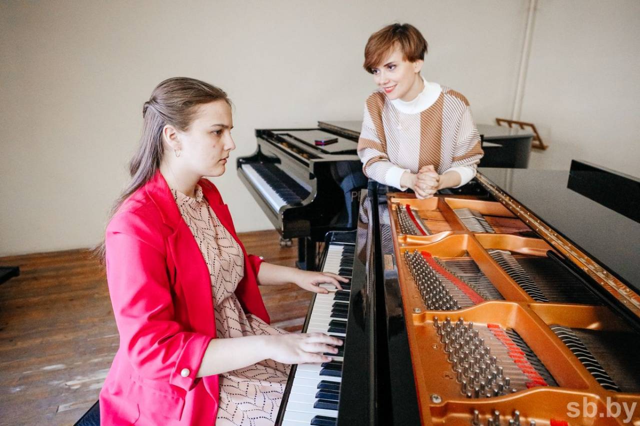 Незрячая девочка из Гродно играет на рояле, хотя никогда не видела нот