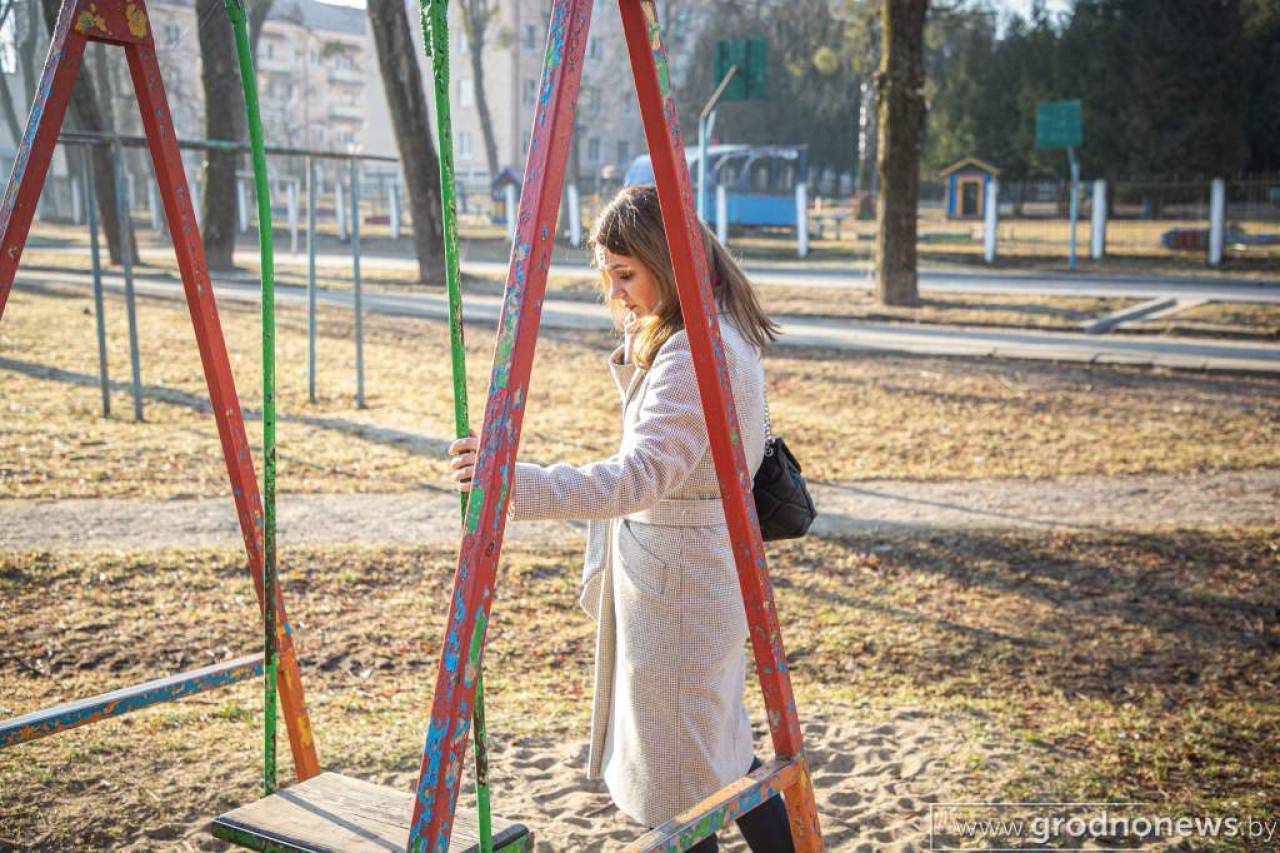 Чиновники лично убедились, что состояние детских площадок в Гродно «не фонтан», но смогли найти и положительные примеры