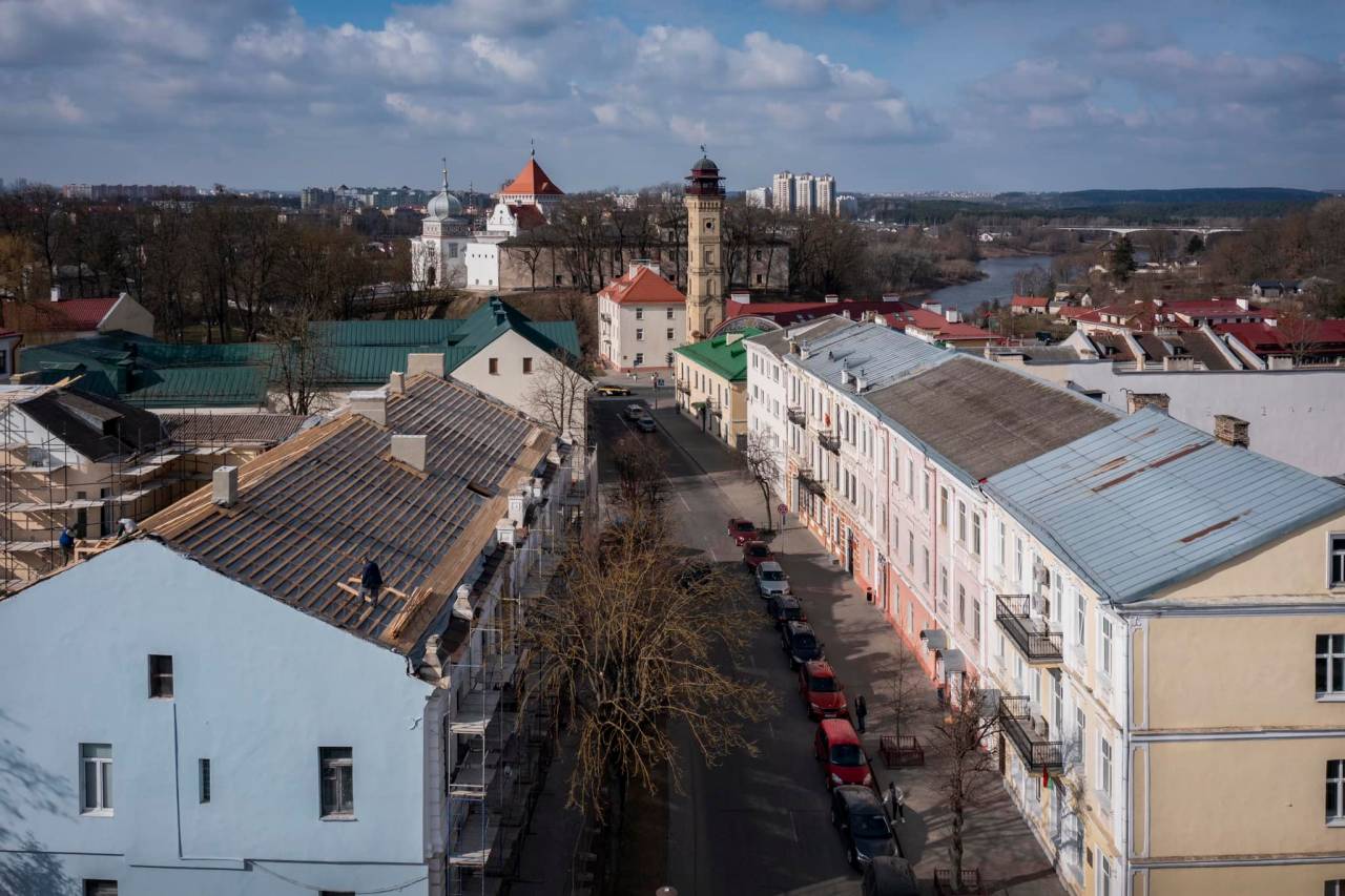 Во время капремонта дома в историческом центре Гродно выяснилось, что его крыша не менялась уже 120 лет