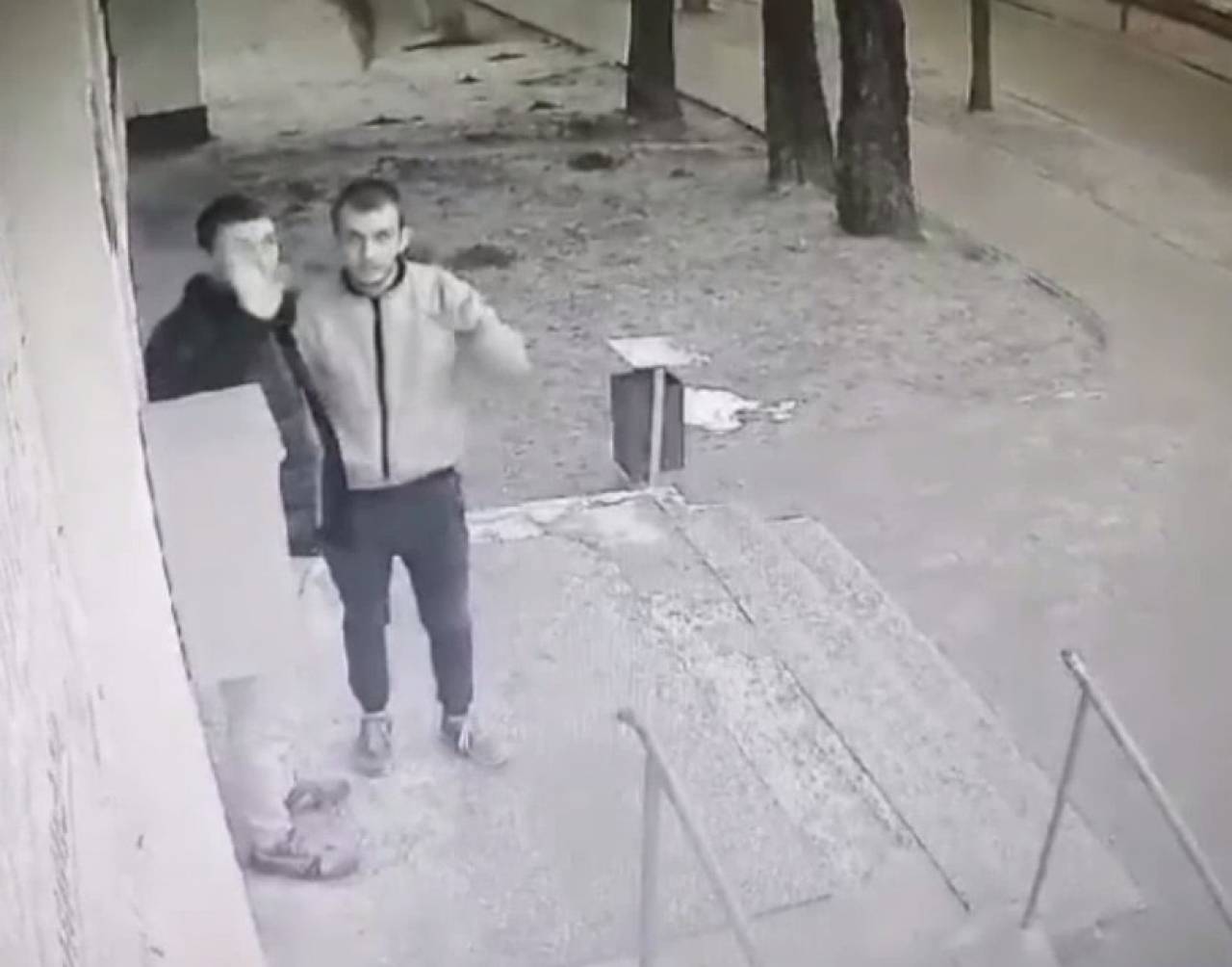 В Щучине молодой парень сорвал со здания почты флаг: ему грозит до трех лет тюрьмы
