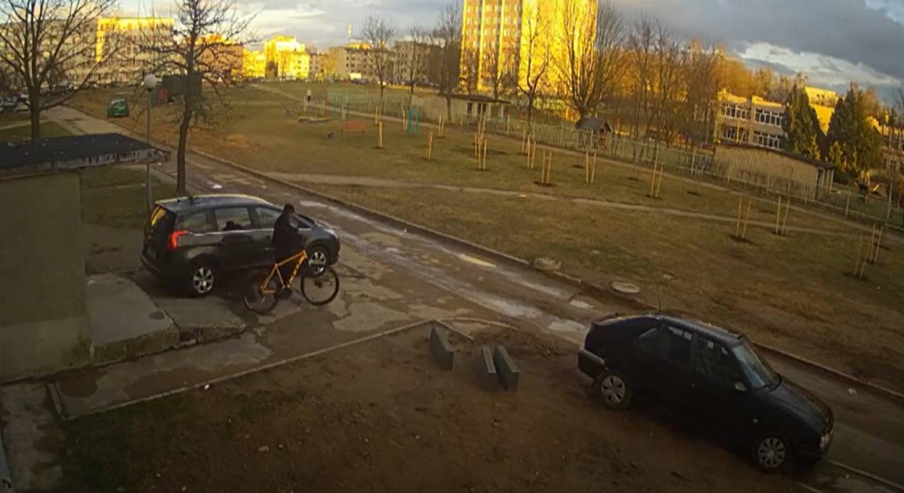Гродненец оставил в коридоре общежития велосипед, а потом на видео посмотрел, как его крадут: посмотрите и вы