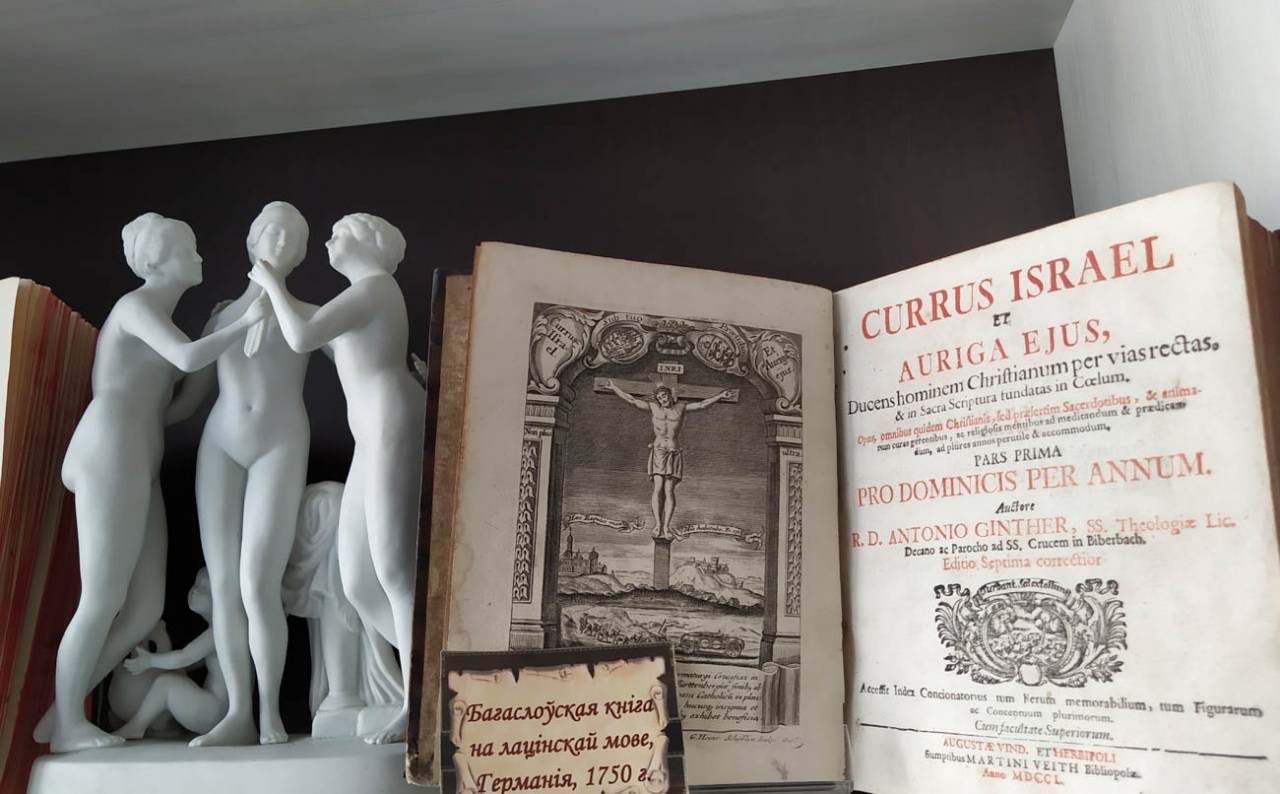 Древние документы, Библия и мода прошлых лет — в центре Гродно работает уникальная выставка