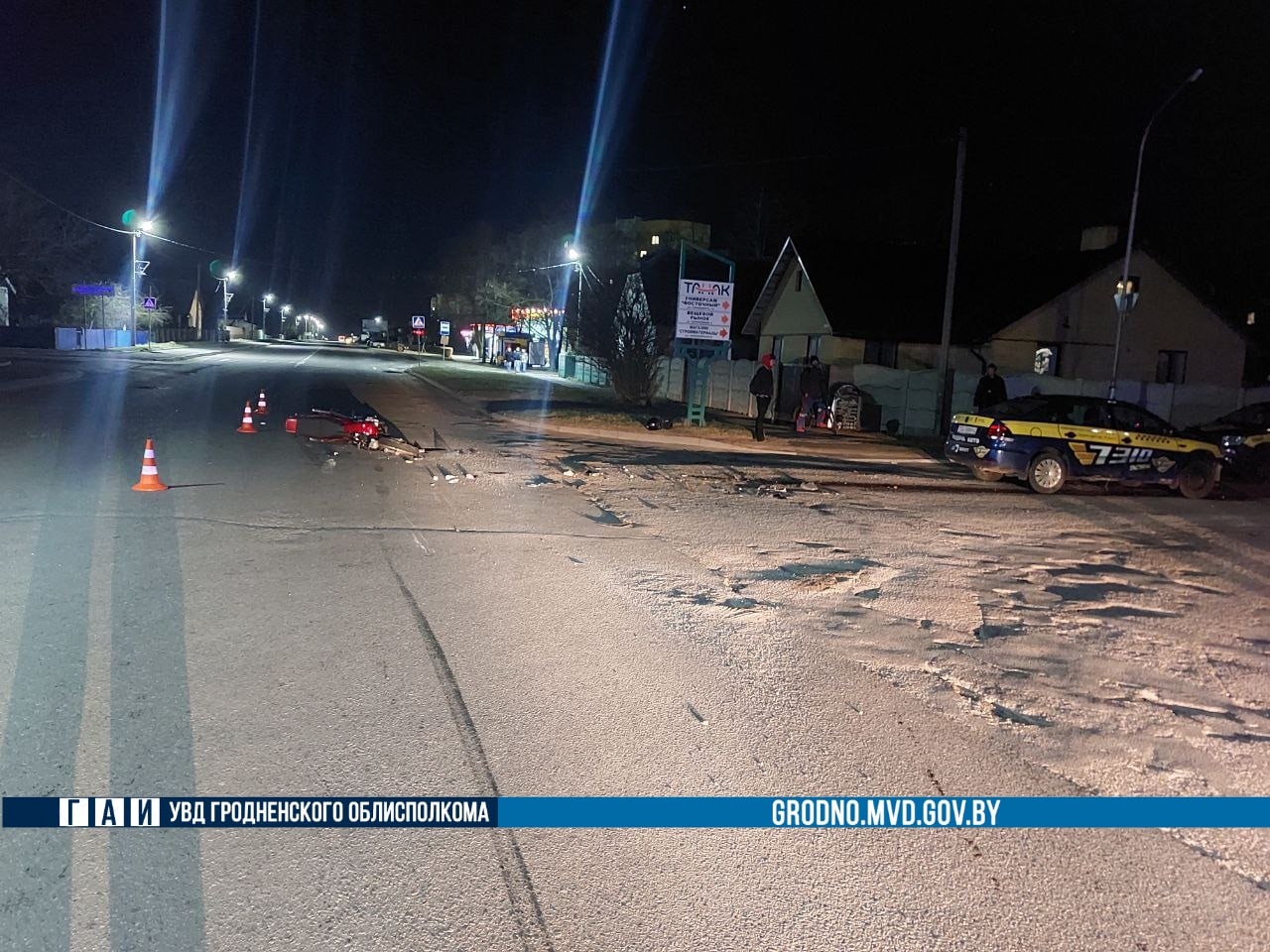В Сморгони мотоциклист столкнулся с такси, когда машина поворачивала налево: два человека в больнице