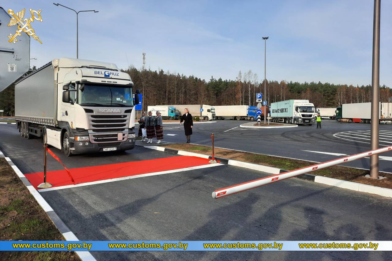 Трафик на границе c ЕС сократился в три раза после введения запрета для белорусских и российских грузоперевозчиков