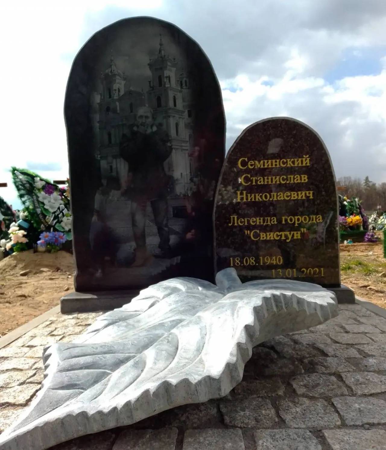 На могиле гродненского «Свистуна» установили памятник