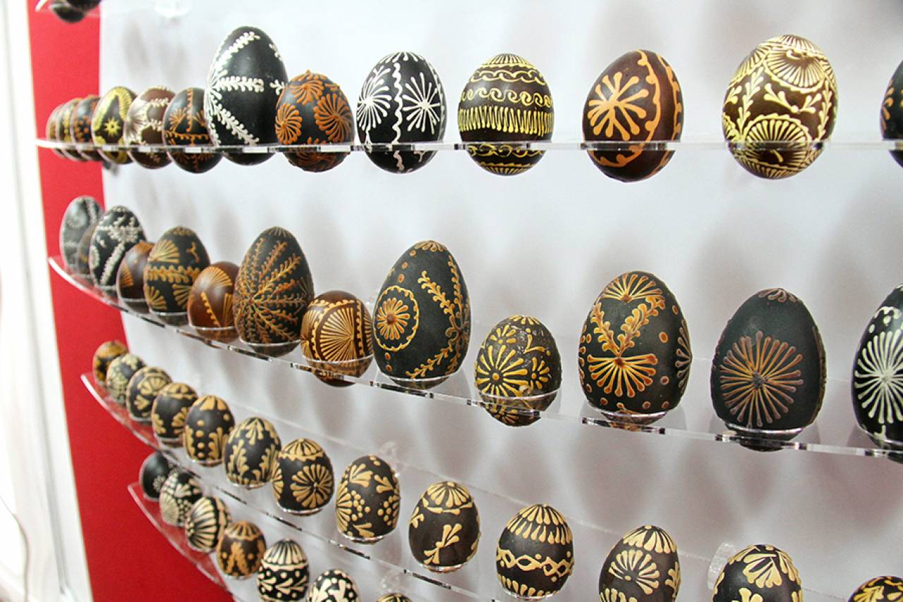 Видео: древними секретами украшения пасхальных яиц поделились гродненские мастерицы