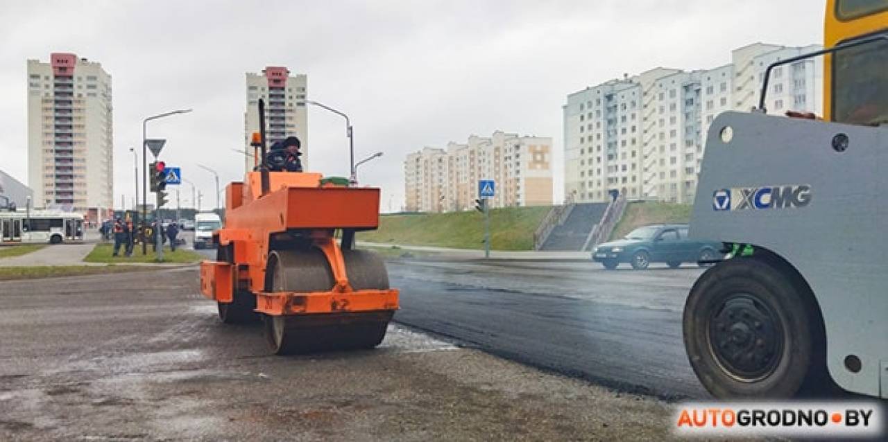 «У тебя шины дымятся»: на улице Химиков в Гродно водители ездили прямо по свежеуложенному асфальту