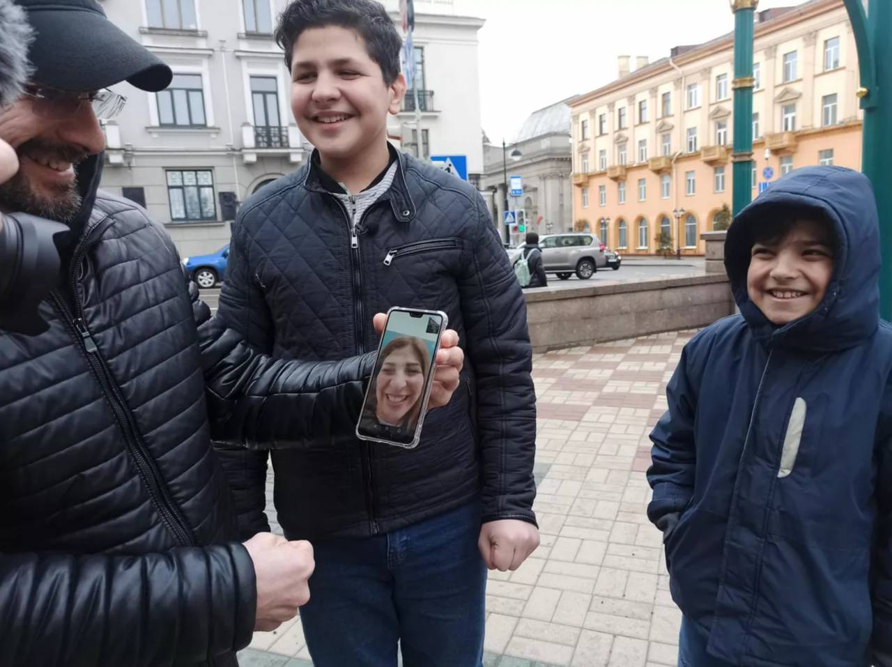 Мать прорвалась, а детей выдворили в Беларусь: история потерявшихся на белорусско-польской границе детей мигрантов