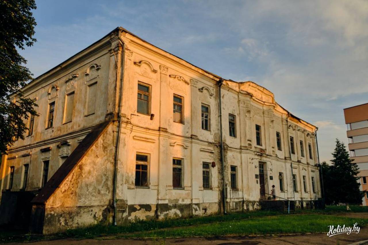 В Дятлово никак не могут продать уникальный 270-летний Дворец Радзивиллов: стартовый ценник аукциона упал уже на 80%