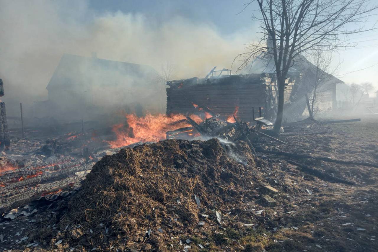 Пенсионерка наводила порядок возле дома и едва не сожгла целую деревню под Щучином: милиция завела на нее уголовное дело