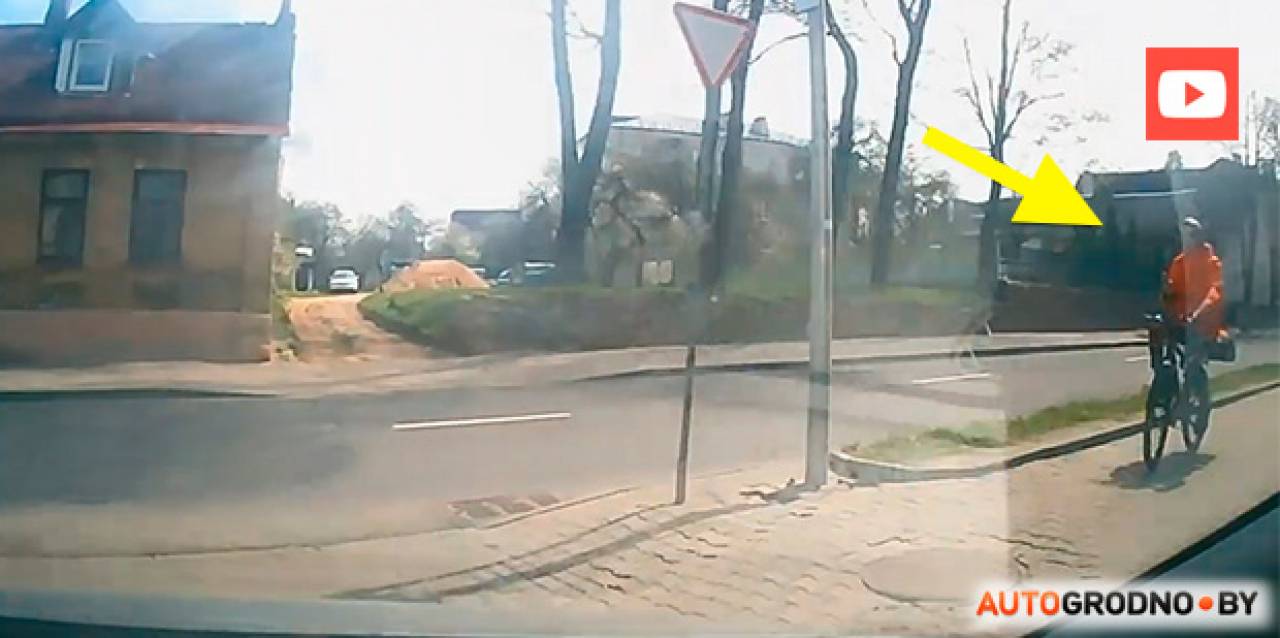 В Гродно водитель такси попал в ДТП с велосипедистом из доставки. А вы смогли бы отреагировать?