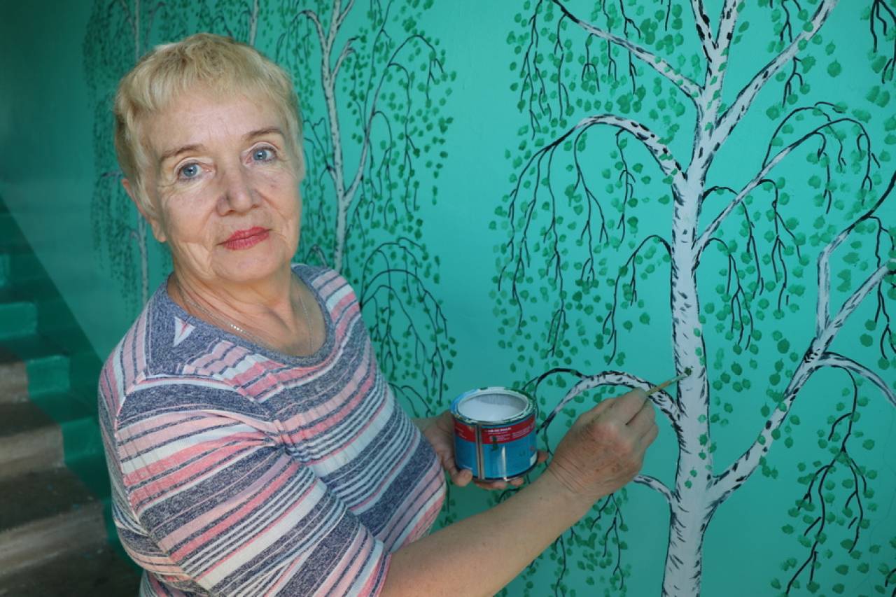 В Лиде пенсионерка за год разрисовала стены в подъезде с первого по пятый этаж, но все довольны