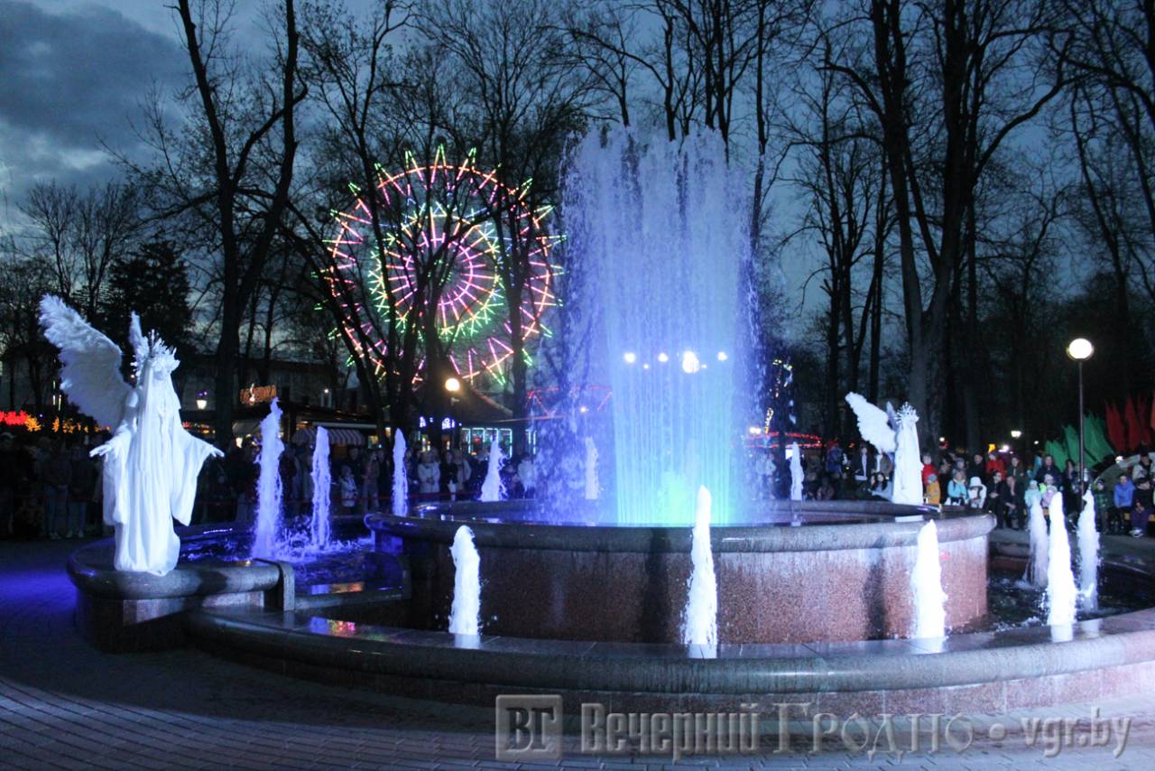 Фоторепортаж: в Гродно включили фонтаны