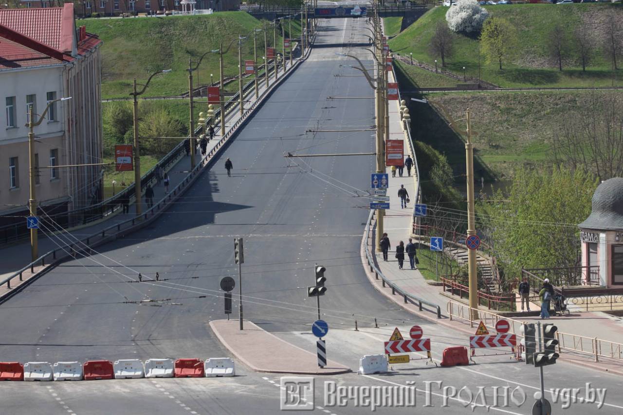 Новый асфальт уже протестировали пешеходы — что происходит на Старом мосту в Гродно