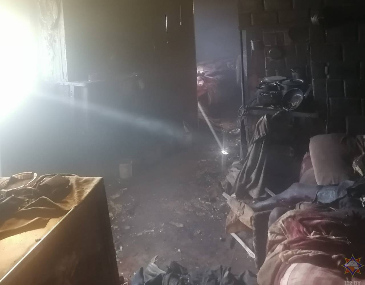 На пожаре под Гродно погибли два человека: возможной причиной называют неосторожное курение