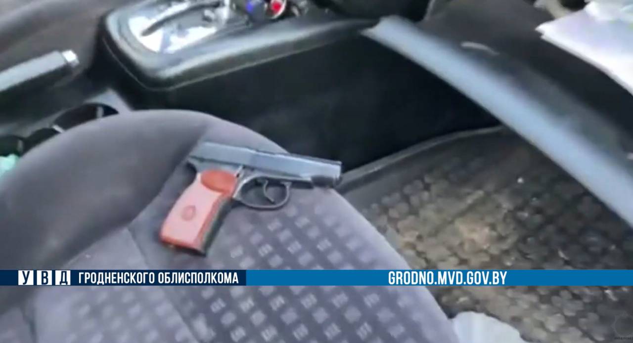 В Гродно конфликт на дороге закончился тем, что мужчина угрожал пистолетом и обещал пристрелить девушку: возбуждено уголовное дело