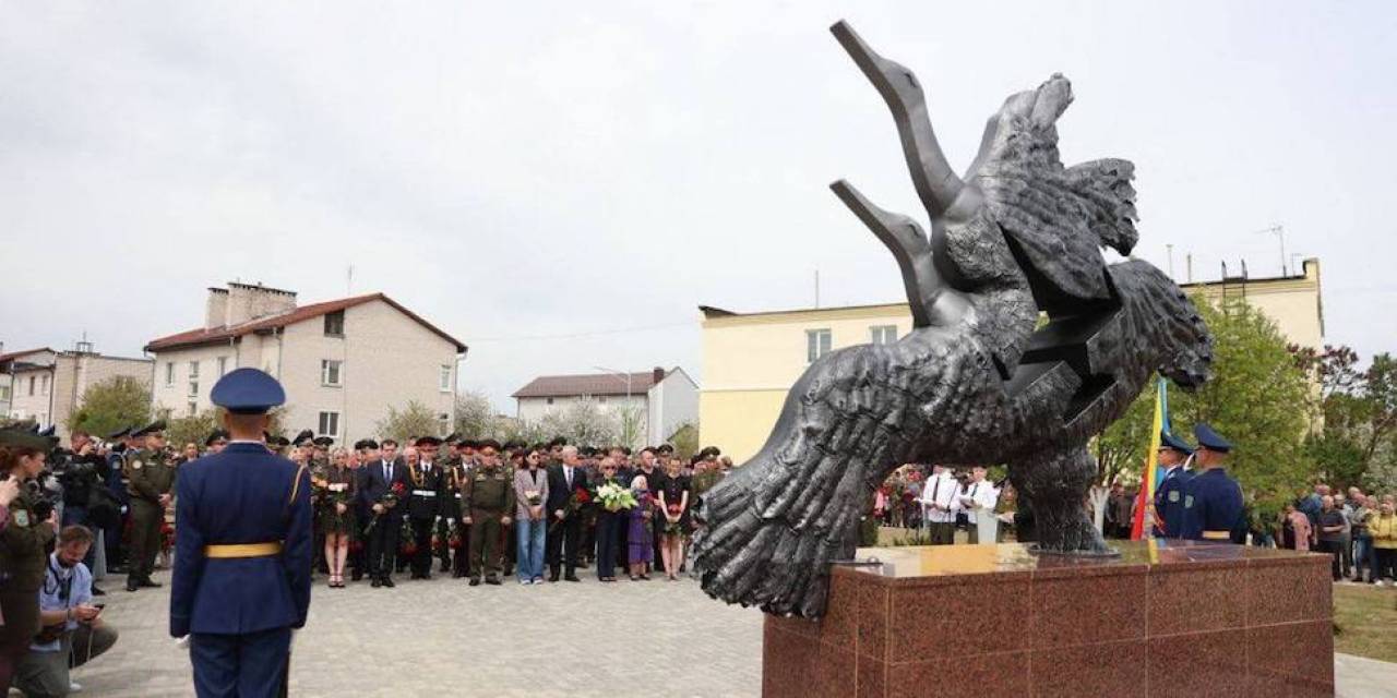 В Барановичах появился памятник лидским летчикам, которые уводили самолет от домов и разбились