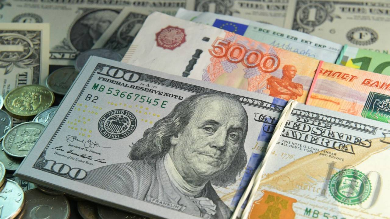 Cдавать или скупать евро? Что вообще происходит на валютном рынке Беларуси