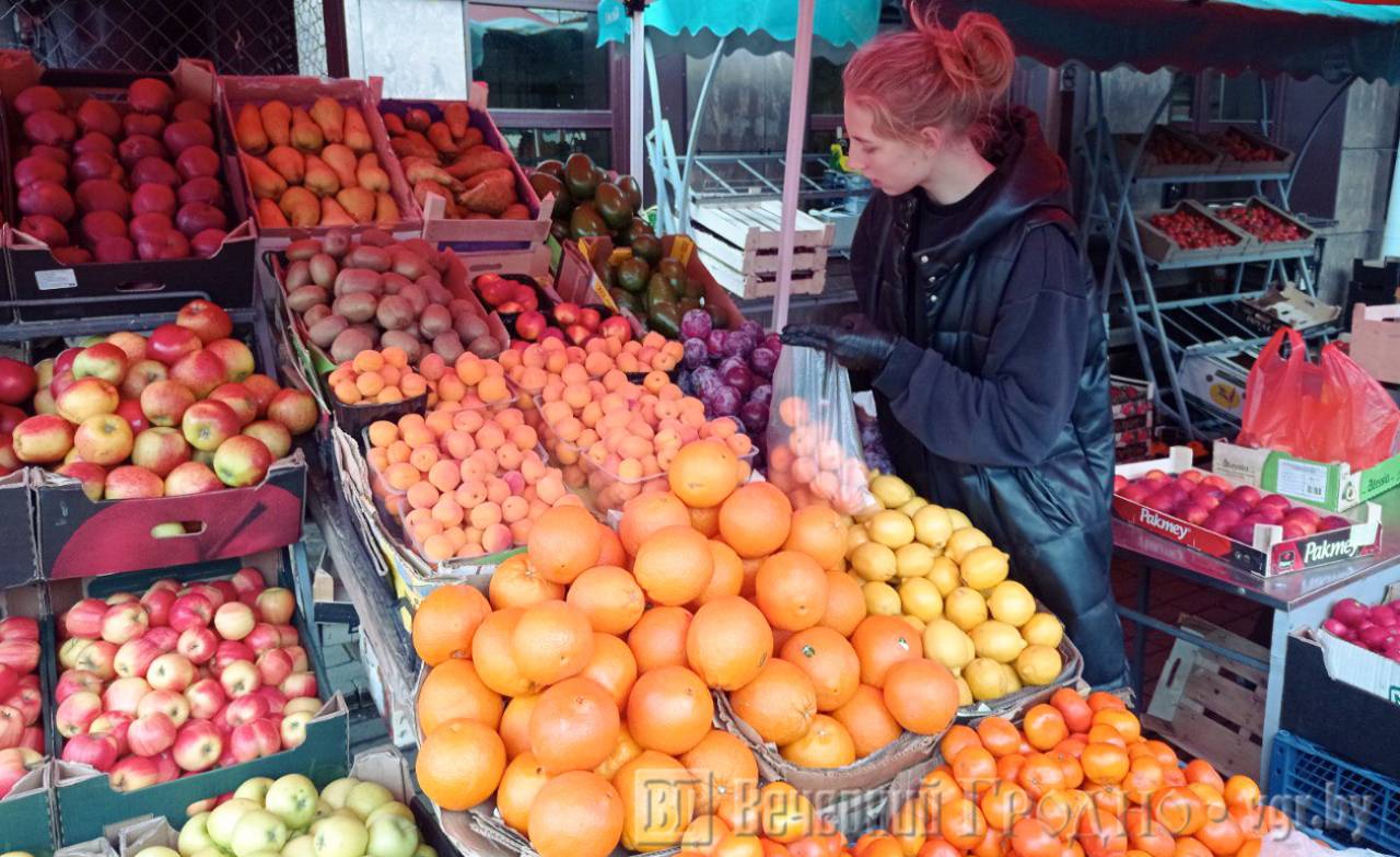 «Клубника точно из Берестовицы, а то какая-то красивая?» Цены на овощи и фрукты на Центральном рынке