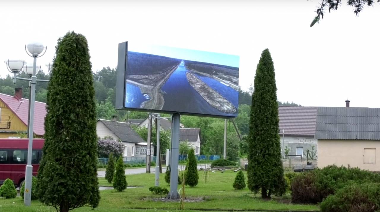 Гродненский район тоже подготовился к Фестивалю национальных культур: в центре Сопоцкина установили огромный светодиодный экран