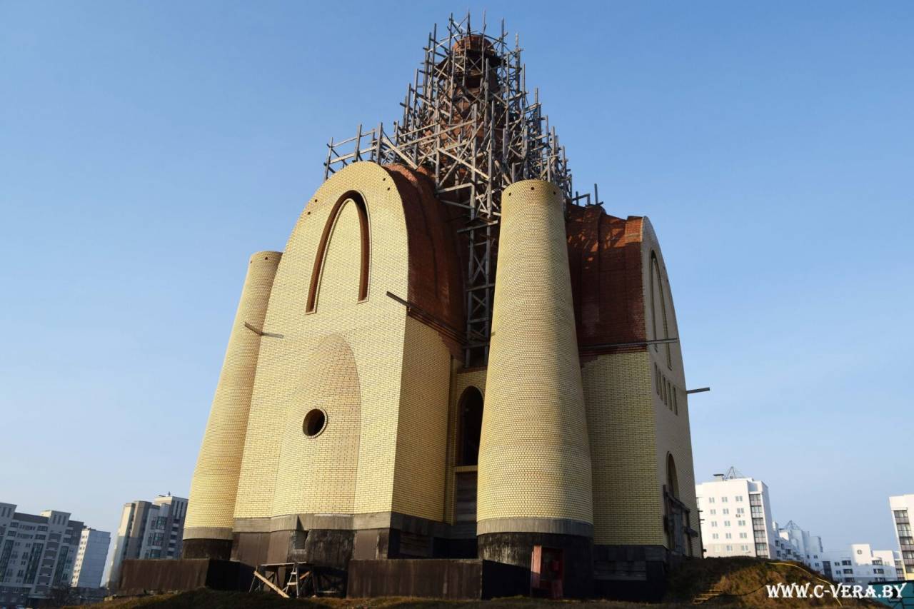 Гродненская православная община строит уникальный по архитектуре храм на Девятовке. Ей можно помочь